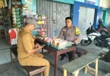 Bhabinkamtibmas Desa Kapandayan Koordinasi dengan Perangkat Desa untuk Jaga Kamtibmas