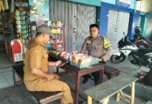 Bhabinkamtibmas Desa Kapandayan Koordinasi dengan Perangkat Desa Jaga Kamtibmas