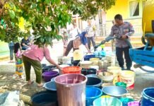 Kapolsek Pancalang Dampingi Anggota DPRD Kabupaten Kuningan Salurkan Bantuan Air Bersih kepada 250 KK Terdampak Kekeringan di Desa Patalagan