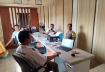 Antisipasi Bencana di Musim Hujan, Bhabinkamtibmas Desa Mekarjaya Koordinasi dengan Perangkat Desa