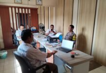 Cegah Risiko Bencana Saat Musim Hujan, Bhabinkamtibmas Desa Mekarjaya Perkuat Koordinasi dengan Perangkat Desa