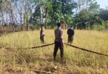 Sinergitas Polri, Damkar, dan Warga Atasi Kebakaran Lahan di Desa Sidaraja