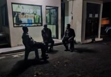 KSPKT 2 Polsek Ciawigebang Gelar Patroli KRYD Malam Hari, Sampaikan Imbauan Kamtibmas kepada Satpam Toko Aneka Sandang