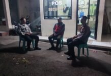 Jaga Situasi Tetap Kondusif, KSPKT 2 Polsek Ciawigebang Sambangi Satpam Toko Aneka Sandang Saat Patroli KRYD Malam Hari