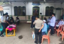 Wujud Kepedulian terhadap Warga Terdampak Musibah, Kapolsek Pancalang Bersama BAZNAS Kabupaten Kuningan Serahkan Bantuan kepada Korban Kebakaran Rumah