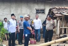 Wujud Kepedulian terhadap Warga Terdampak Musibah, Kapolsek Pancalang Serahkan Bantuan kepada Korban Kebakaran Rumah di Desa Sumbakeling