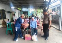 Wujud Kepedulian terhadap Warga Terdampak Musibah, Kapolsek Pancalang Bersama BAZNAS Kabupaten Kuningan Serahkan Bantuan kepada Korban Kebakaran Rumah Desa Sumbakeling
