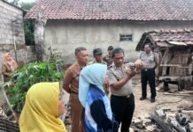 Kapolsek Pancalang Ipda Lukman Hakim Tinjau Korban Kebakaran di Desa Sumbakeling, Wujud Kehadiran Polri dalam Kepedulian dan Pelayanan kepada Masyarakat