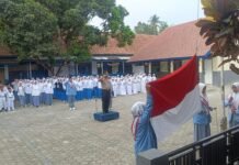 Kapolsek Pancalang Ipda Lukman Hakim Jadi Pembina Upacara di Ponpes Man Baul Ulum, Sampaikan Pesan Kamtibmas dan Ajak Santri Jauhi Bullying, Tawuran, Knalpot Brong serta Obat Terlarang