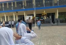 Ipda Lukman Hakim Jadi Pembina Upacara di Ponpes Man Baul Ulum, Sampaikan Pesan Kamtibmas dan Ajak Santri Jauhi Bullying, Tawuran, Knalpot Brong
