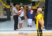 Ipda Lukman Hakim Laksanakan Shalat Jumat Keliling di Masjid Al-Karomah Desa Mekarjaya, Sampaikan Imbauan Kamtibmas dan Ajak Warga Bersama Jaga Keamanan Lingkungan