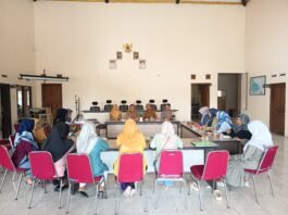 Polisi Bersama Masyarakat, Bhabinkamtibmas Desa Sidaraja Hadiri Rapat Koordinasi Posyandu