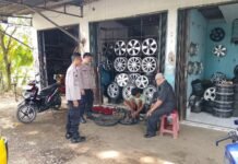 Anggota Polsek Cidahu Polres Kuningan Sambang dan Dialogis di Lokasi Bengkel Tambal Ban Ajak Masyarakat Tertib Lalulintas Untuk Jaga Keselamatan Berkendara