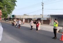 Mencegah Keramaian di Pagi Hari Anggota Polsek Luragung Melaksanakan Pengaturan Arus Lalu Lintas