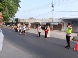 Mencegah Keramaian di Pagi Hari Anggota Polsek Luragung Melaksanakan Pengaturan Arus Lalu Lintas