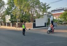 Mencegah Keramaian di Pagi Hari Anggota Polsek Luragung Melaksanakan Pengaturan Arus Lalu Lintas
