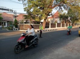Anggota Polsek Luragung Melaksanakan Pengaturan Pagi