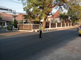 Mencegah Keramaian di Pagi Hari Anggota Polsek Luragung Melaksanakan Pengaturan Arus Lalu Lintas