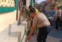 Polsek Ciawigebang Gelar Jumat Bersih Bersama Masyarakat di Masjid Baiturrahman Desa Ciputat