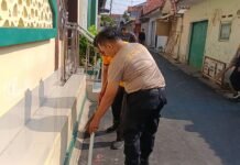 Polsek Ciawigebang Gelar Jumat Bersih Bersama Masyarakat di Masjid Baiturrahman Ciputat