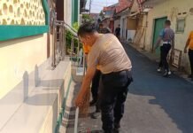 Wujudkan Polisi Bersama Masyarakat, Polsek Ciawigebang Gelar Jumat Bersih di Masjid Baiturrahman Desa Ciputat