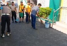 Pererat Kedekatan dengan Warga, Polsek Ciawigebang Gotong Royong Bersihkan Masjid Baiturrahman Desa Ciputat