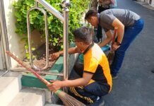 Polsek Ciawigebang dan DKM Masjid Baiturrahman Desa Ciputat Bergotong Royong Jaga Kebersihan