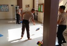 Semangat Gotong Royong, Polsek Ciawigebang Bersihkan Area Masjid Baiturrahman Desa Ciputat