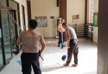 Kapolsek Ciawigebang Pimpin Jumat Bersih di Masjid Baiturrahman Komplek Terminal Desa Ciputat