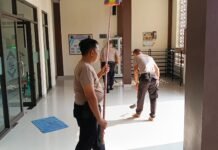 Polisi Hadir di Tengah Masyarakat, Polsek Ciawigebang Gelar Aksi Jumat Bersih di Masjid Baiturrahman Desa Ciputat
