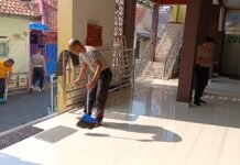Polisi Hadir di Tengah Masyarakat, Polsek Ciawigebang Gelar Aksi Jumat Bersih di Masjid Baiturrahman Komplek Terminal Desa Ciputat