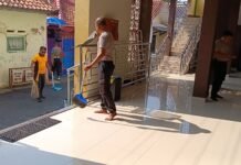 Dukung Lingkungan Bersih dan Sehat, Polsek Ciawigebang Gelar Gotong Royong di Masjid Baiturrahman Desa Ciputat