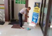 Pererat Kedekatan dengan Warga, Polsek Ciawigebang Gelar Kerja Bakti Jumat Bersih di Masjid Baiturrahman Desa Ciputat