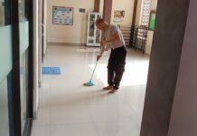 Program Polisi Bersama Masyarakat, Polsek Ciawigebang Bersihkan Area Masjid Baiturrahman Desa Ciputat