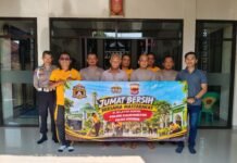 Polsek Ciawigebang Gelar Jumat Bersih Bersama Masyarakat di Masjid Baiturrahman Desa Ciputat, Wujudkan Kepedulian dan Kebersamaan