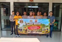 Semangat Gotong Royong, Polsek Ciawigebang dan DKM Masjid Baiturrahman Desa Ciputat Gelar Jumat Bersih