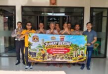 Polsek Ciawigebang Tanamkan Semangat Kebersamaan Lewat Jumat Bersih Bersama Masyarakat di Masjid Baiturrahman Desa Ciputat