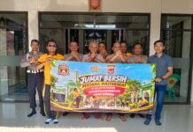 Polisi Bersama Masyarakat, Polsek Ciawigebang Gelar Jumat Bersih di Masjid Baiturrahman Desa Ciputat