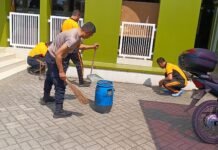 Polsek Ciawigebang Gelar Jumat Bersih Bersama Masyarakat di Masjid Jami’ Babussalam Desa Kapandayan