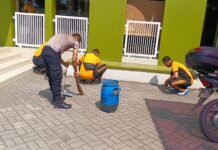 Wujudkan Program Polisi Bersama Masyarakat, Polsek Ciawigebang Gelar Jumat Bersih di Masjid Jami’ Babussalam Desa Kapandayan