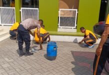 Pererat Kedekatan dengan Masyarakat, Polsek Ciawigebang Laksanakan Jumat Bersih di Masjid Jami’ Babussalam Desa Kapandayan