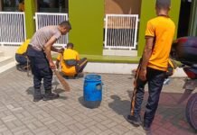 Polisi Bersama Masyarakat, Polsek Ciawigebang Bersihkan Lingkungan Masjid Jami’ Babussalam Desa Kapandayan