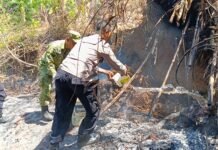 Semangat Polisi Bersama Masyarakat, Polsek Ciawigebang Bantu Padamkan Kebakaran Lahan di Desa Kadurama