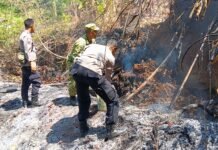 Sinergitas TNI-Polri dan Warga, Bersama Padamkan Kebakaran Lahan di Desa Kadurama