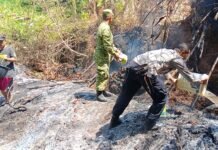 Sinergitas TNI-Polri Bersama Warga, Polsek Ciawigebang Padamkan Kebakaran Lahan di Desa Kadurama