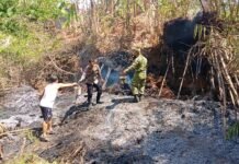 TNI-Polri dan Warga Bersatu Padamkan Kebakaran Lahan di Desa Kadurama