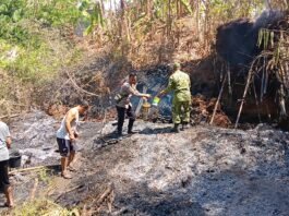 Polsek Ciawigebang dan Koramil Bersama Warga Bahu-Membahu Atasi Kebakaran Lahan di Desa Kadurama