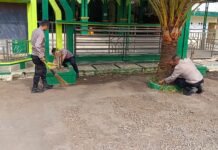 Polsek Ciawigebang Hadir di Tengah Masyarakat Melalui Kegiatan Jumat Bersih di Masjid Jami’ Al Falah Desa Sidaraja