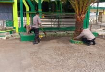 Bangun Kebersamaan dan Kepedulian, Polsek Ciawigebang Gelar Jumat Bersih di Masjid Jami’ Al Falah Desa Sidaraja