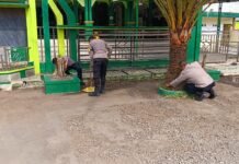 Wujud Polisi Bersama Masyarakat, Polsek Ciawigebang Gelar Jumat Bersih di Masjid Jami’ Al Falah Desa Sidaraja